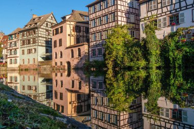 Le Petite France, eski Strasbourg 'un en pitoresk bölgesi. Hasta kanalların sularında yansıması olan yarı keresteli evler..