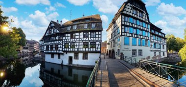 Le Petite France, eski Strasbourg 'un en pitoresk bölgesi. Hasta kanalların sularında yansıması olan yarı keresteli evler..