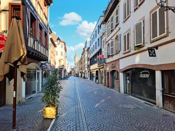 Strasbourg 'daki eski şehrin caddesi, La Petite France, Strasbourg.