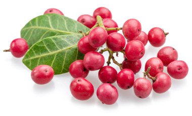 Beyaz arka planda yeşil yapraklı taze pembe biberler..