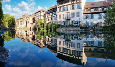 Le Petite France, eski Strasbourg 'un en pitoresk bölgesi. Hasta kanalların sularında yansıması olan yarı keresteli evler..