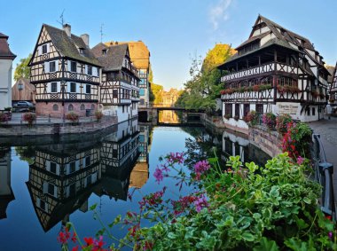Le Petite France, eski Strasbourg 'un en pitoresk bölgesi. Hasta kanalların sularında yansıması olan yarı keresteli evler..