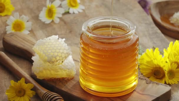 Druppels Honing Vloeien Langzaam Van Een Houten Honingdipper Een Honingkom — Stockvideo