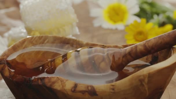 Honigtropfen Die Langsam Aus Einem Hölzernen Honiglöffel Eine Honigschale Fließen — Stockvideo