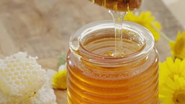 Drops Honey Slowly Flowing Wooden Honey Dipper Honey Bowl Close — Stock Video