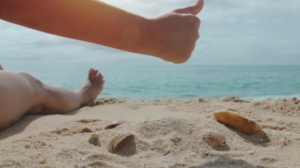 Жінка Сидить Піщаному Морському Пляжі Сонячний Літній День Наливає Пісок — стокове відео