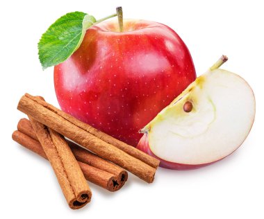 Kırmızı elma, elma dilimi ve tarçın çubukları beyaz arka planda izole edilmiş..
