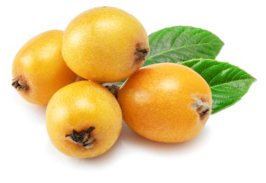 Beyaz arka planda yeşil yapraklı loquats meyveleri.