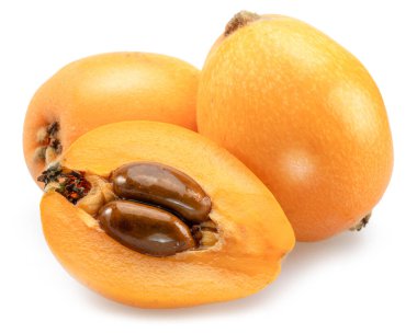 Beyaz arka planda yeşil yapraklı olgun loquats meyveleri.