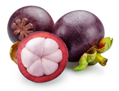 Mangosteen meyveleri ve beyaz arka planda izole edilmiş bir mangosteen dilimi. Dosya kırpma yolu içeriyor.