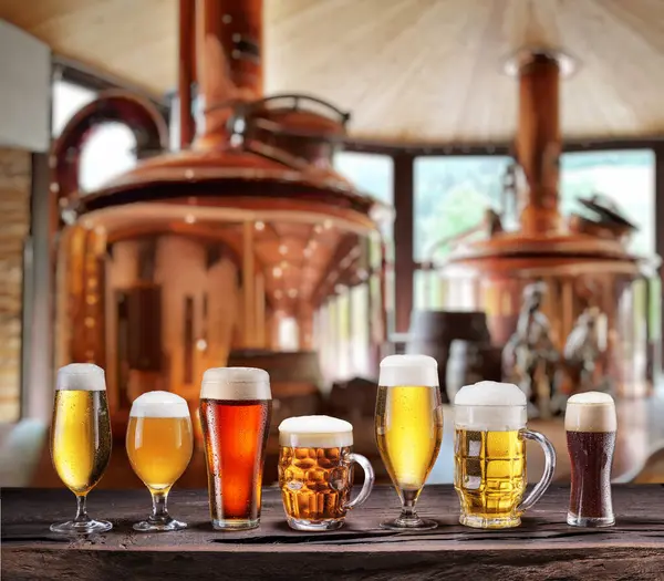 Set Verschiedener Biergläser Auf Holztisch Und Verschwommenes Kupferbrausystem Hintergrund — Stockfoto