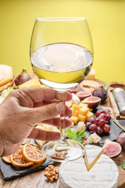 Elinde Meyve Nane Fındıklı Dilimlenmiş Peynirle Bir Bardak Beyaz Şarap — Stok fotoğraf