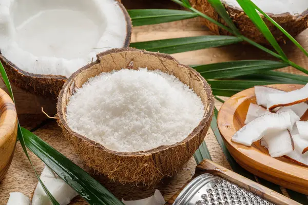 Frisch Geöffnete Kokosnüsse Zusammen Mit Kokosscheiben Flocken Und Kokosblättern Auf — Stockfoto