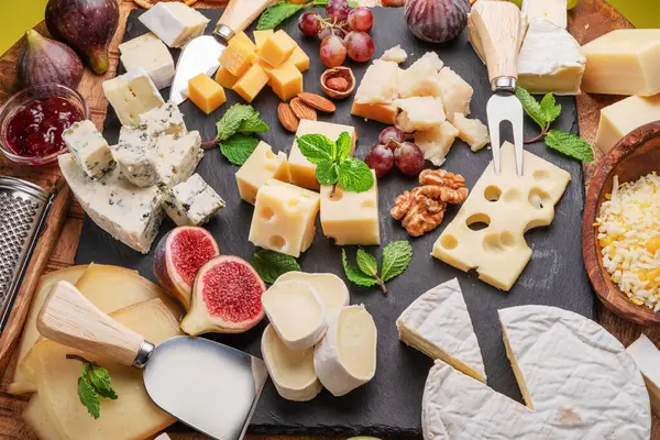 Meyve Nane Fındık Peynir Kesme Bıçaklarıyla Dilimlenmiş Peynir Çeşitleri Projeleriniz — Stok fotoğraf