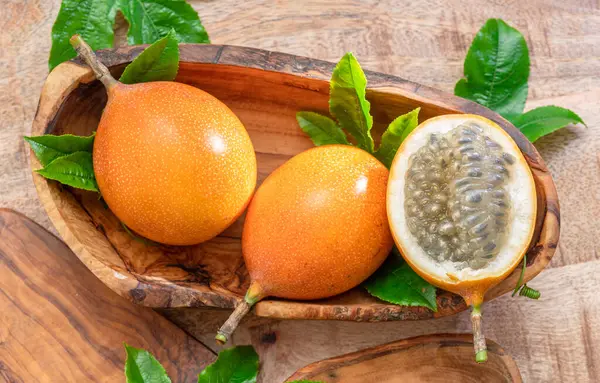Granadilla Fruits Leaves Wooden Table Top View — Stock Photo, Image