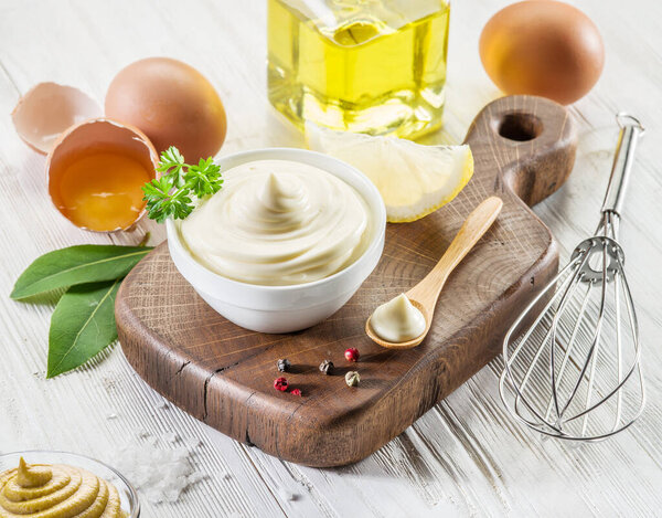 Домашний майонез с ингредиентами и травами.