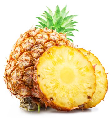 Beyaz arka planda izole edilmiş olgun ananas ve ananas dilimleri. Dosya kırpma yolu içeriyor.