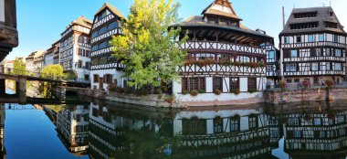 Le Petite France, eski Strasbourg 'un en pitoresk bölgesi. Hasta kanalların sularında yansıması olan yarı keresteli evler..