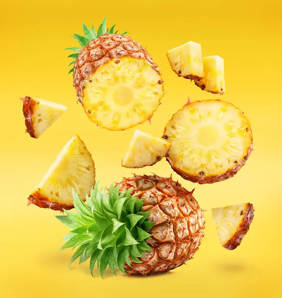 Mogna Ananas Och Ananas Skivor Isolerade Vit Bakgrund Filen Innehåller — Stockfoto