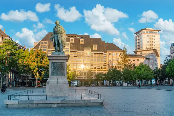 Fransa 'nın Strazburg meydanındaki Jean Baptiste Klber Place Kleber heykeli..