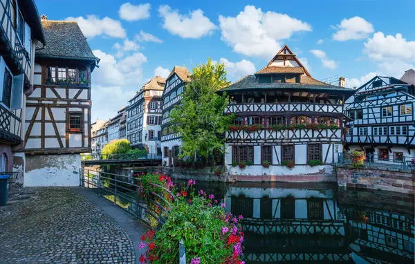 Petite France Самый Живописный Район Старого Страсбурга Половинчатые Дома Отражением — стоковое фото