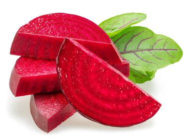 Kırmızı pancar dilimleri ve beyaz arka planda izole edilmiş dilimlerin arkasında yatan yapraklar..