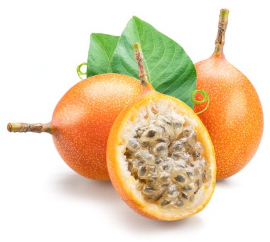 Granadilla ve yarım granadilla meyvesi hamurlu ve siyah tohumlu beyaz arka planda izole.