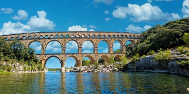 Pont du Gard, beş avroluk banknotta resmedilen antik bir Roma su kemeridir. 2022 yazı..