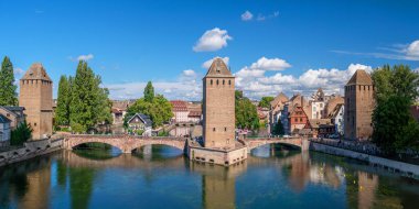 Strasbourg 'daki Ponts Couverts panoramik manzarası mavi bulutlu gökyüzü. Fransa. 