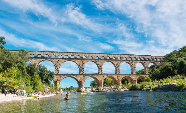 Pont du Gard, beş avroluk banknotta resmedilen antik bir Roma su kemeridir. 2022 yazı..