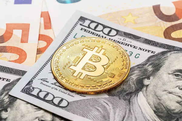 Gouden Bitcoin Munt Tegen Achtergrond Van Traditionele Valuta Papieren Bankbiljetten Stockfoto