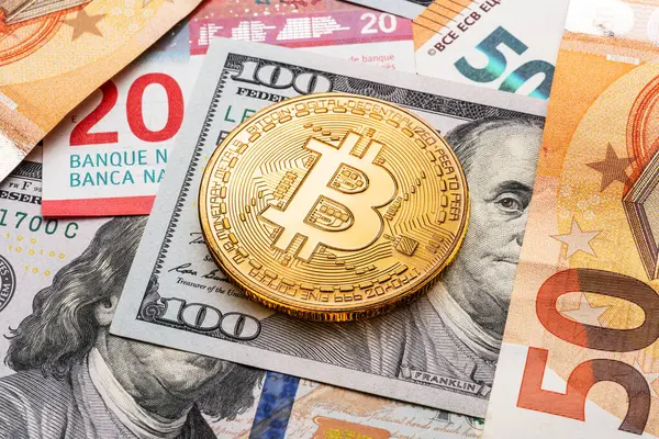 Arany Bitcoin Érme Hagyományos Valuták Dollár Euróbankjegyek Hátterében Jogdíjmentes Stock Fotók