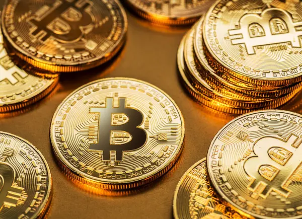 金の背景にある金のビットコインコイン 電子通貨とブロックチェーン技術のシンボル ロイヤリティフリーのストック写真