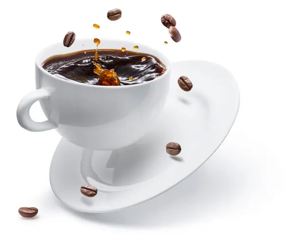 Kaffeetrinken Und Kaffeebohnen Plätschern Aus Einer Tasse Kaffee Isoliert Auf lizenzfreie Stockbilder