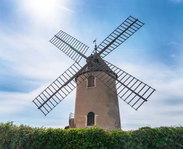 ロマネシュ トロリンズ近くに位置する有名なフランスの赤ワインの象徴的な風車 ロイヤリティフリーのストック画像