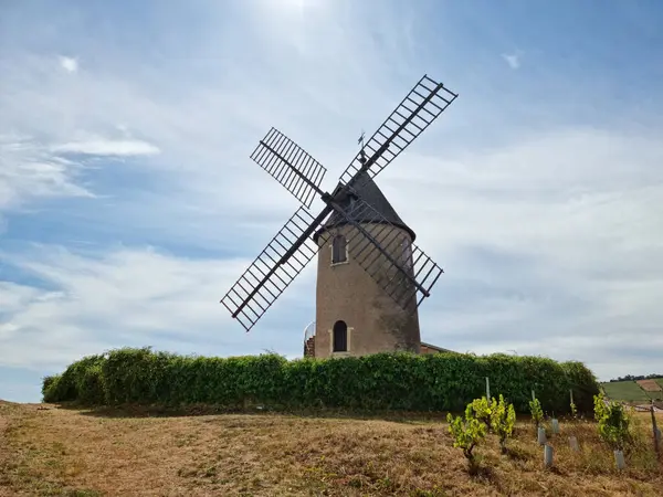 ロマネシュ トロリンズ近くに位置する有名なフランスの赤ワインの象徴的な風車 ストック画像