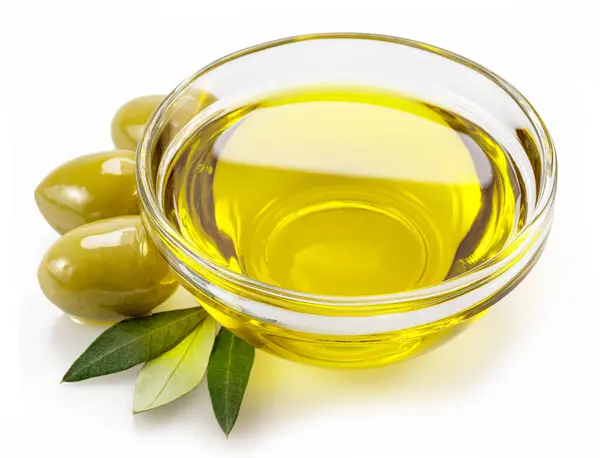 Glasschale Mit Olivenöl Und Olivenbeeren Isoliert Auf Weißem Hintergrund Stockfoto