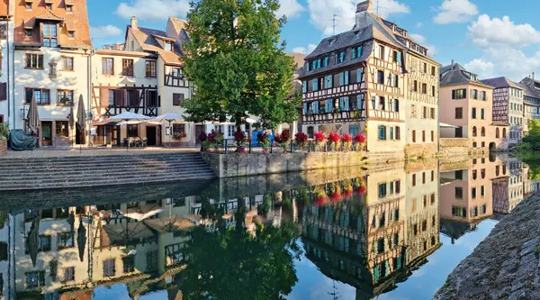 Petite France Самый Живописный Район Старого Страсбурга Половинчатые Дома Отражением Лицензионные Стоковые Изображения