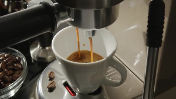 Automatische Koffiezetapparaat Koffie Gieten Koffiekop Close — Stockvideo