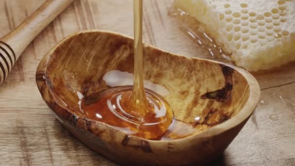 滴下的蜂蜜缓缓流入蜂蜜碗 慢动作 为你的任何一个项目提供一个完美的食物背景 — 图库视频影像