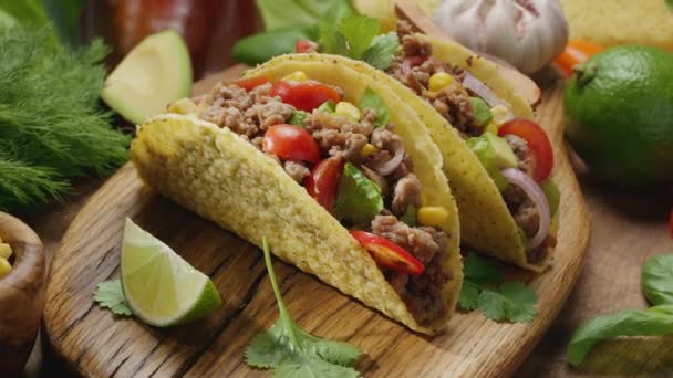 Kaksi Tavata Tacoja Puulaudalla Ympäröi Tuoreita Yrttejä Vihanneksia Perinteinen Meksikolainen — kuvapankkivideo