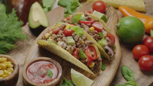 Dwa Spotykają Tacos Drewnianej Desce Otoczony Świeżymi Ziołami Warzywami Tradycyjne — Wideo stockowe