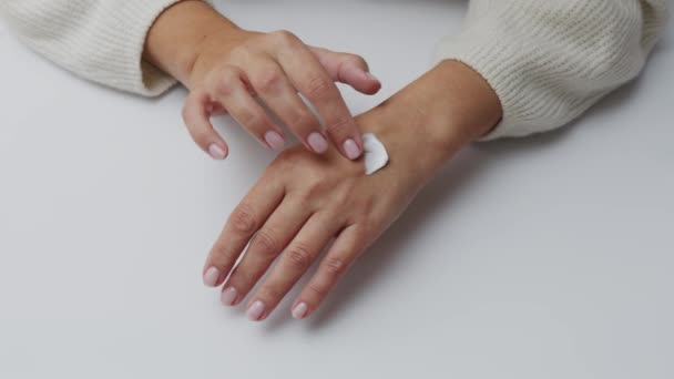 Mulher Lubrifica Lentamente Seu Creme Mão Massageando Suas Mãos Autocuidado — Vídeo de Stock