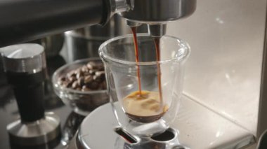 Otomatik kahve makinesi. Kahve fincanına yakın çekim kahve dolduruyorum.. 
