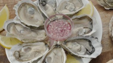 Taze çiğ yenebilir istiridye, popüler deniz ürünleri yakın plan. Yumuşak deniz istiridyeleri.