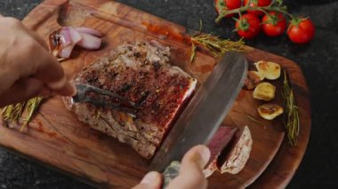 Şef ızgara tavasında pirzola kızartıcı orta pişmiş.. 