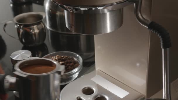 Portafilter Met Gemalen Koffie Koffiemachine Inbrengen — Stockvideo