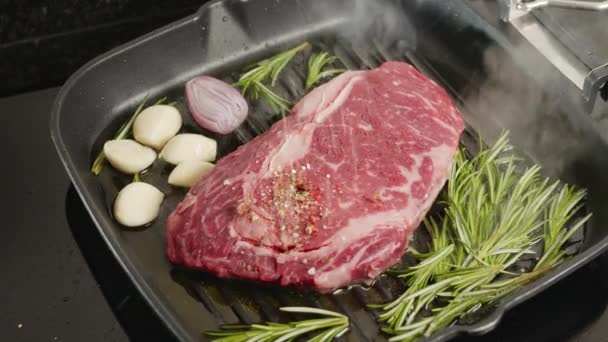 在烤盘上烤着带有香草和大蒜的烤牛肉 — 图库视频影像