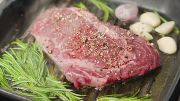 Ribeye Steak Bylinkami Česnekem Pečou Grilovací Pánvi — Stock video