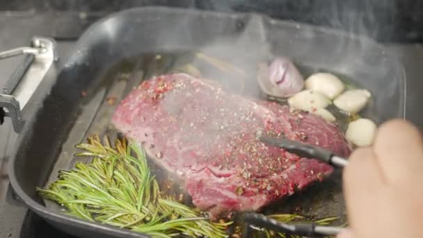 Šéfkuchař Obrací Steak Grilovací Pánvi Zblízka Pečení Středního Steaku — Stock video